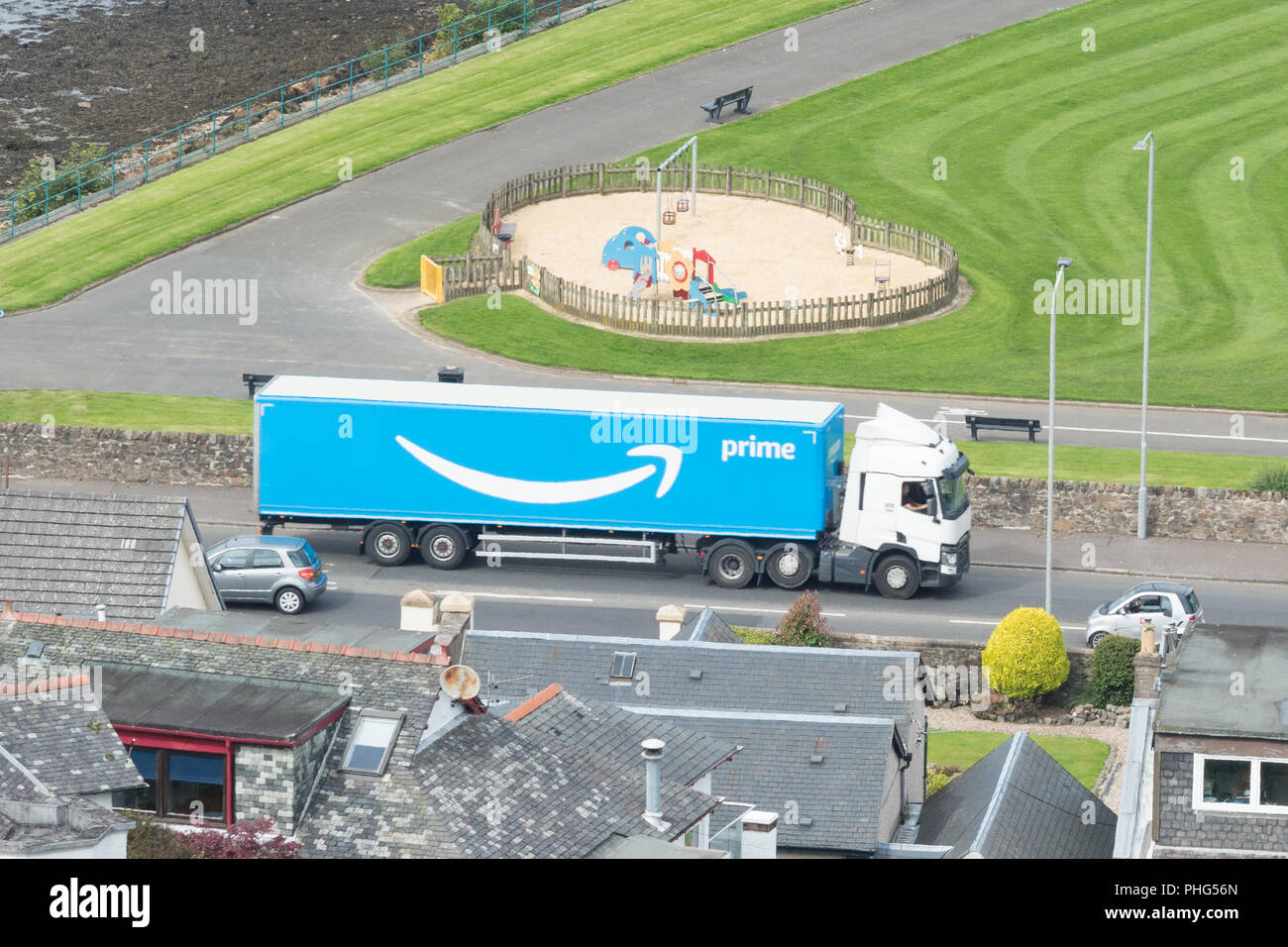 La perfezione del Amazon camion guidando attraverso Gourock, Scotland, Regno Unito Foto Stock