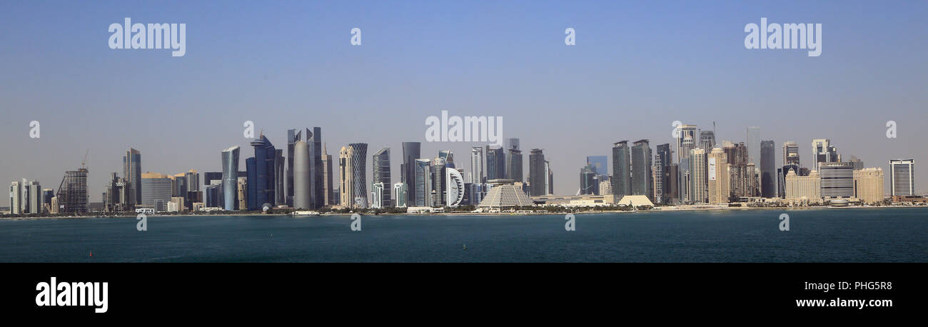 Katar, Doha, Skyline am Persischen Golf Foto Stock