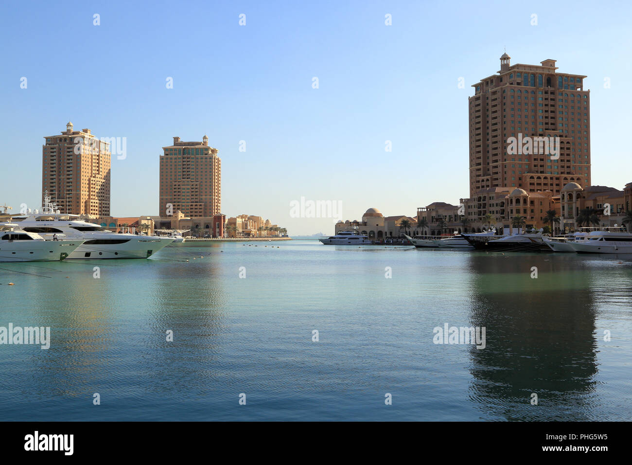 Katar, Doha, Stadtteil La Perla mit Porto Arabia Foto Stock