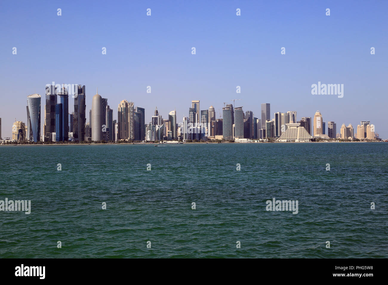 Katar, Doha, Skyline am Persischen Golf Foto Stock