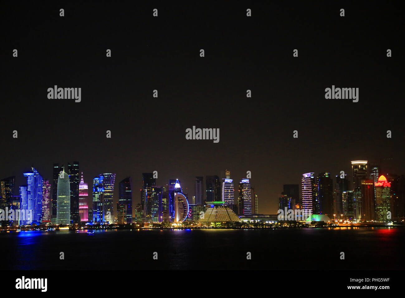 Katar, Doha, skyline notturno Foto Stock