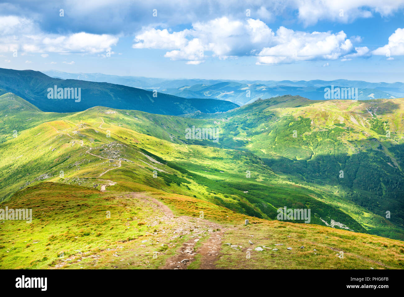 Paesaggio con montagne verdi Foto Stock