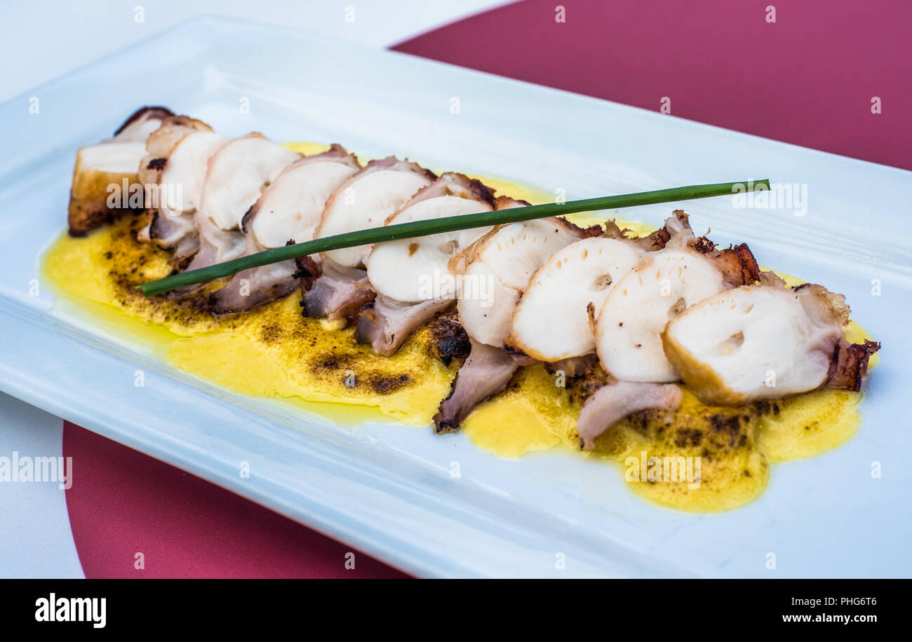 Una piastra di polpo alla griglia Foto Stock