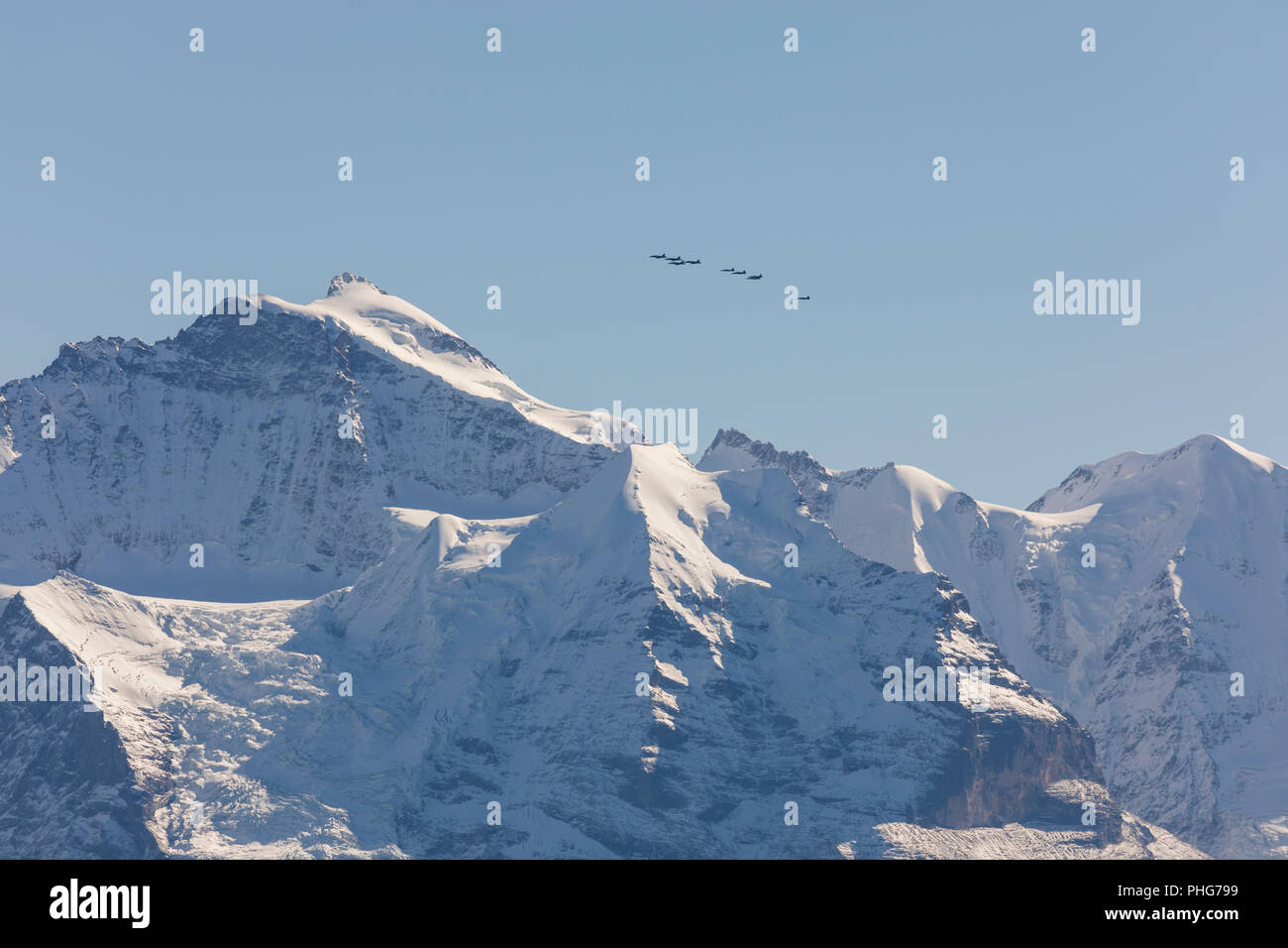 Swiss Air Force vola un display oltre le Alpi nell Oberland bernese Foto Stock