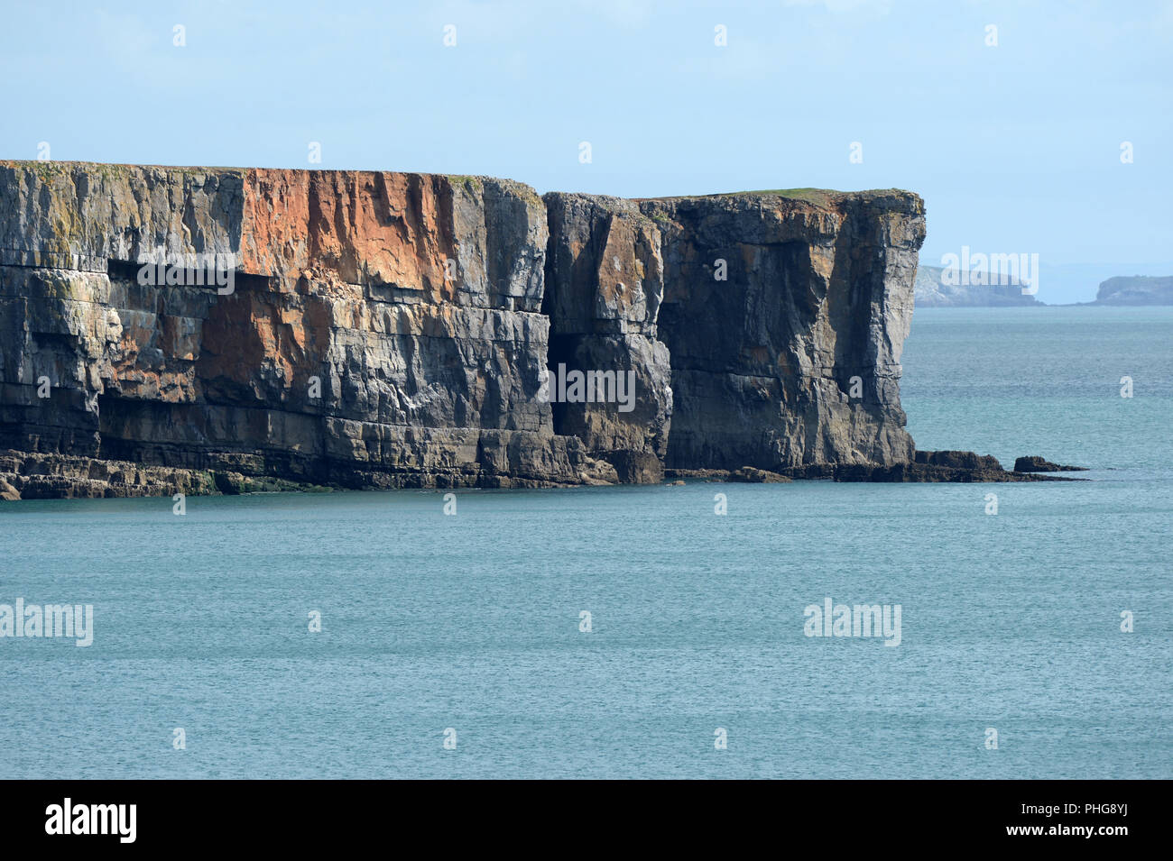 Stackpole testa, visto dal mare che mostra le ripide scogliere sul mare della Parola di falciatura sul lato est e di Caldey island all'orizzonte Foto Stock
