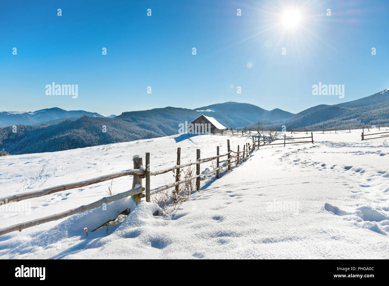 Paesaggio invernale con una vecchia casa rurale Foto Stock