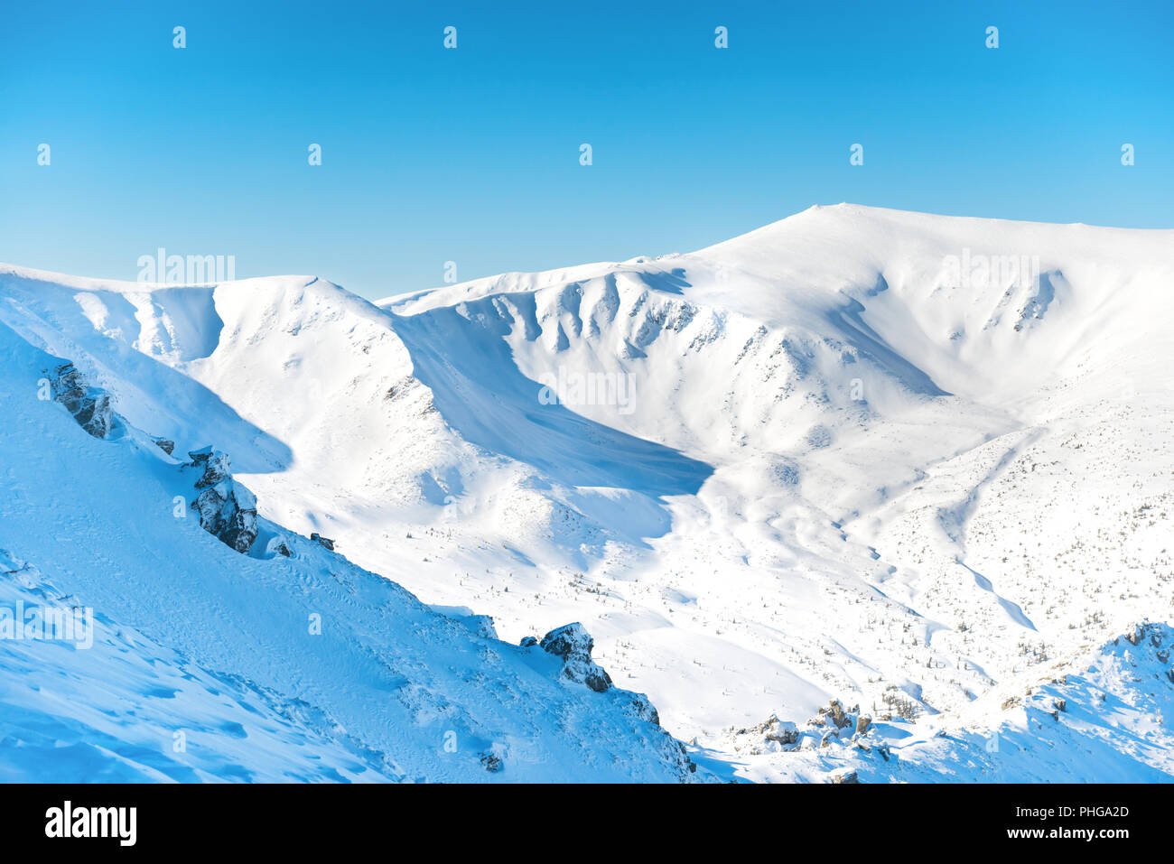 Gamma di cime delle montagne nella neve Foto Stock
