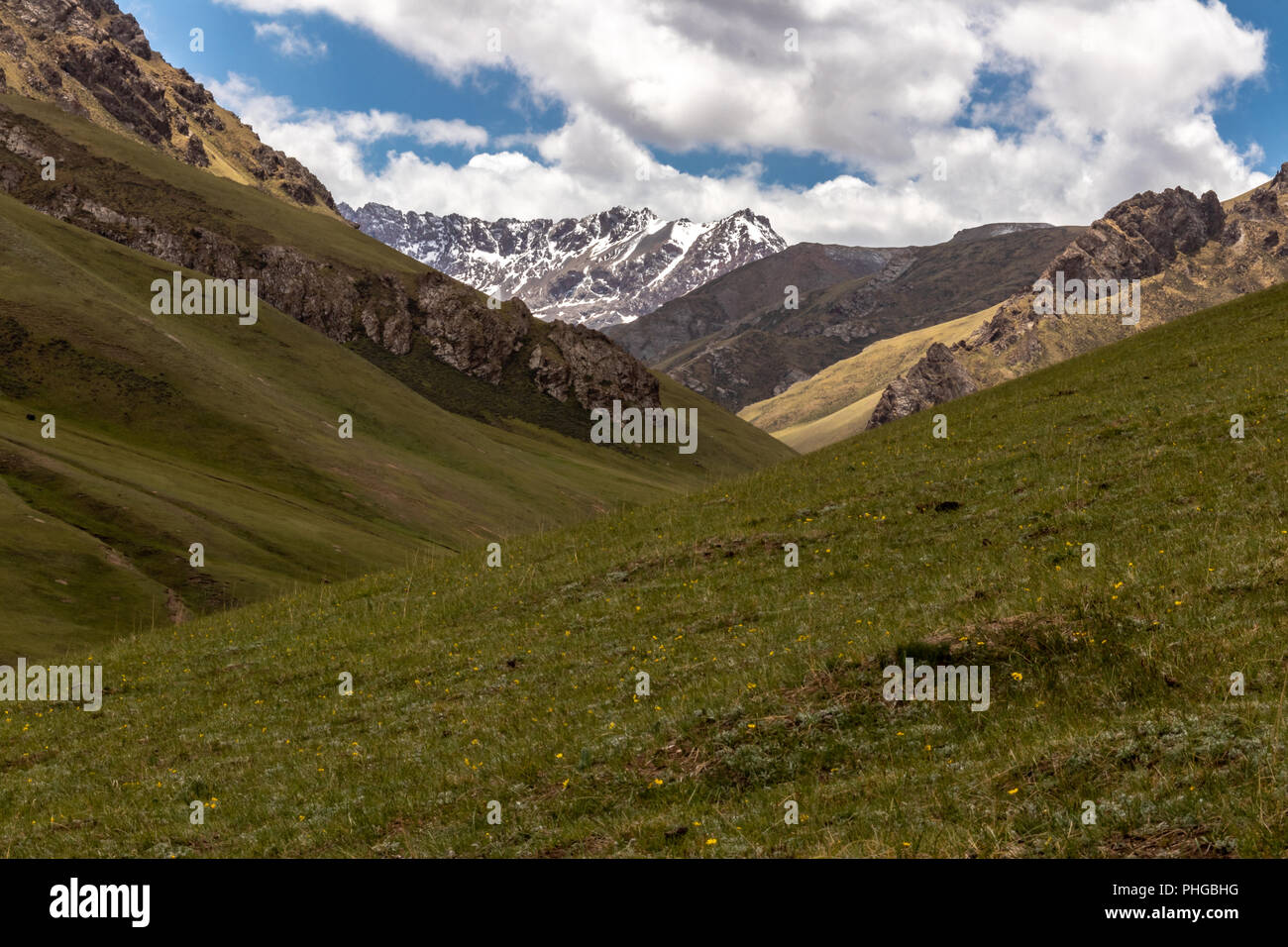 Viaggio in giro per il Kirghizistan e la sua natura e paesaggi nel giugno 2018 Foto Stock