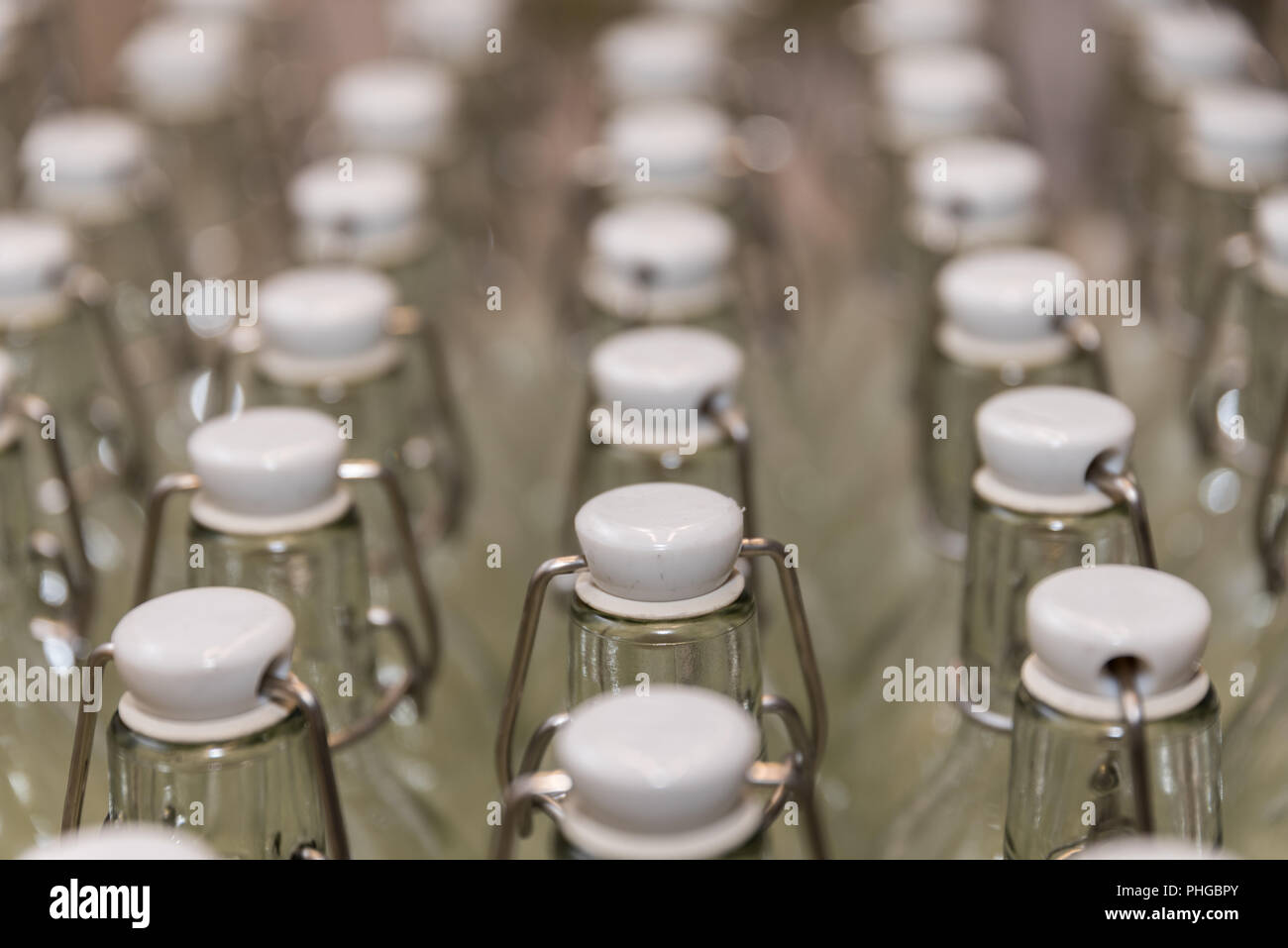 Allineate le bottiglie con chiusura clip Foto Stock