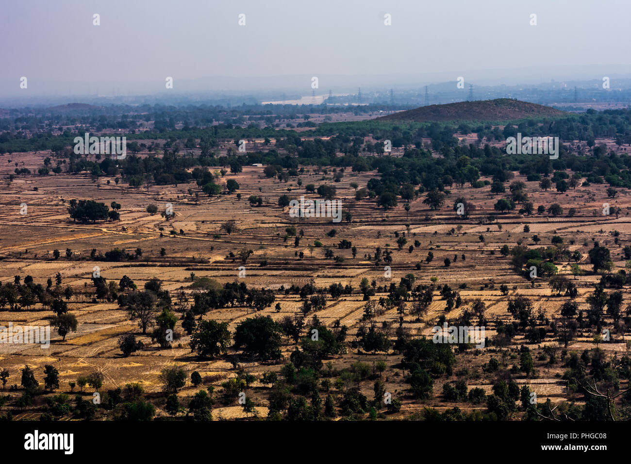 Bellissima vista del paesaggio del campo e gli alberi da una collina montagna cercando impressionante. Foto Stock