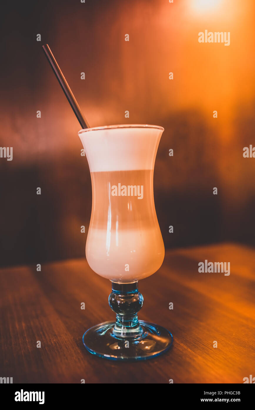 Caffè latte nel bicchiere alto Foto Stock