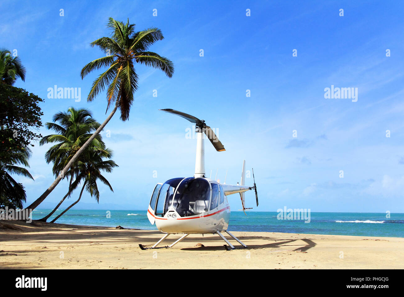 Piccolo elicottero per escursioni su una spiaggia deserta. Repubblica Dominicana Foto Stock