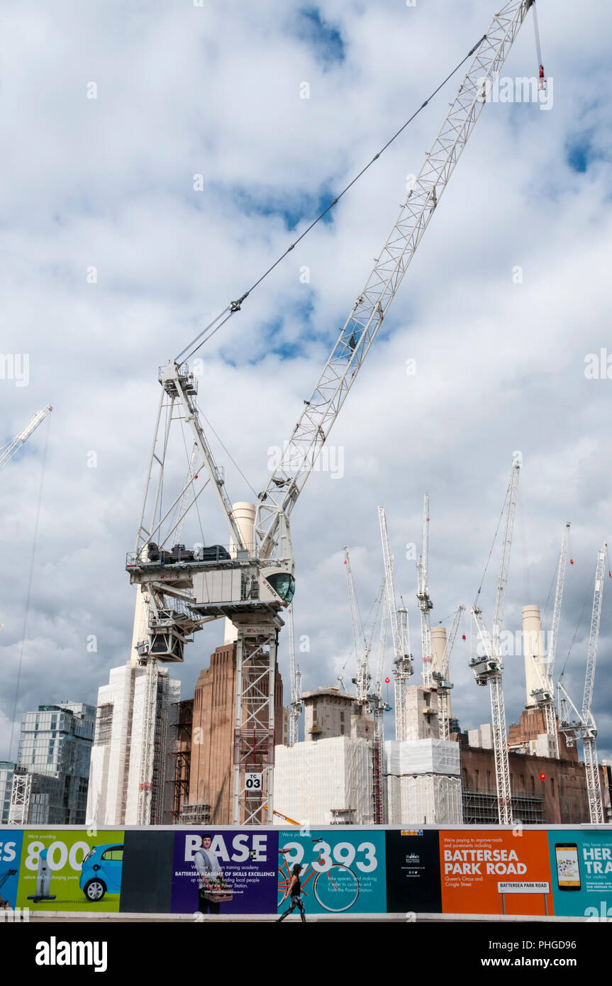 Gru a torre intorno all'iconico camini chiusa di Battersea Power Station, ora un importante aggiornamento del sito di sviluppo. Foto Stock