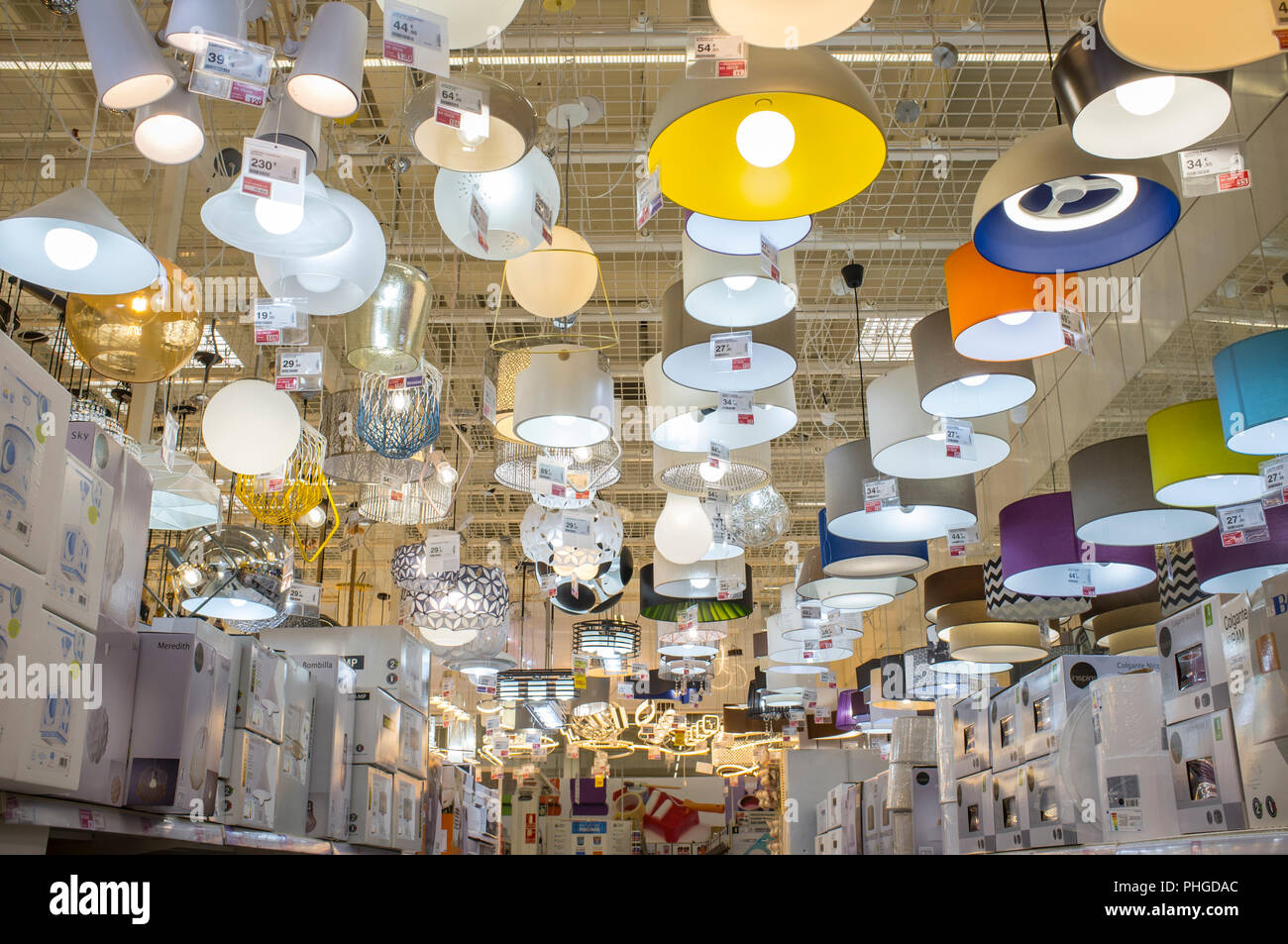 Badajoz, Spagna - 25 Maggio 2018: grande centro di Leroy Merlin negozio offre un sacco di lampadari. Leroy Merlin è home-miglioramento dettagliante Foto Stock