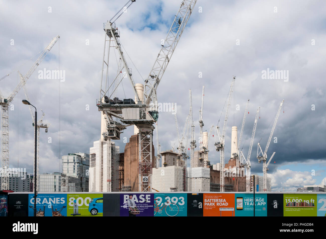 Gru a torre intorno all'iconico camini chiusa di Battersea Power Station, ora un importante aggiornamento del sito di sviluppo. Foto Stock