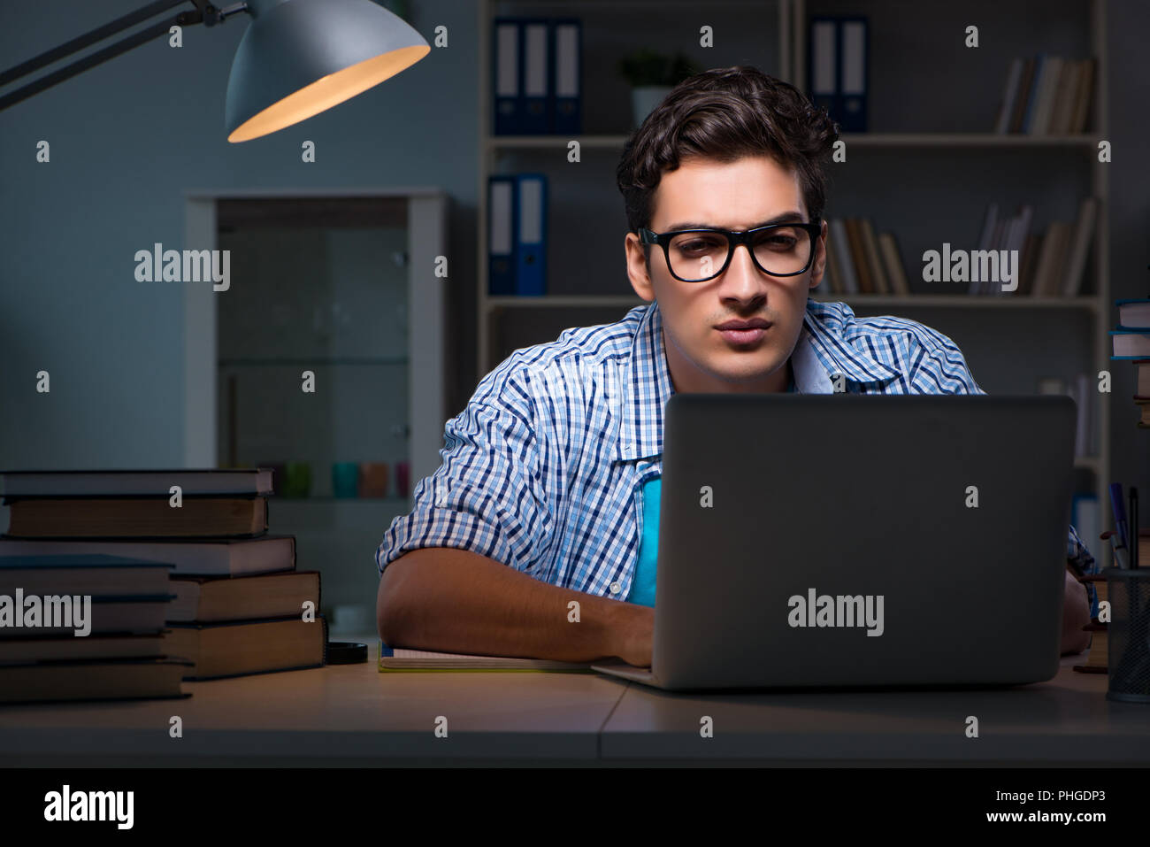 La preparazione degli studenti per gli esami di fine serata in casa Foto Stock