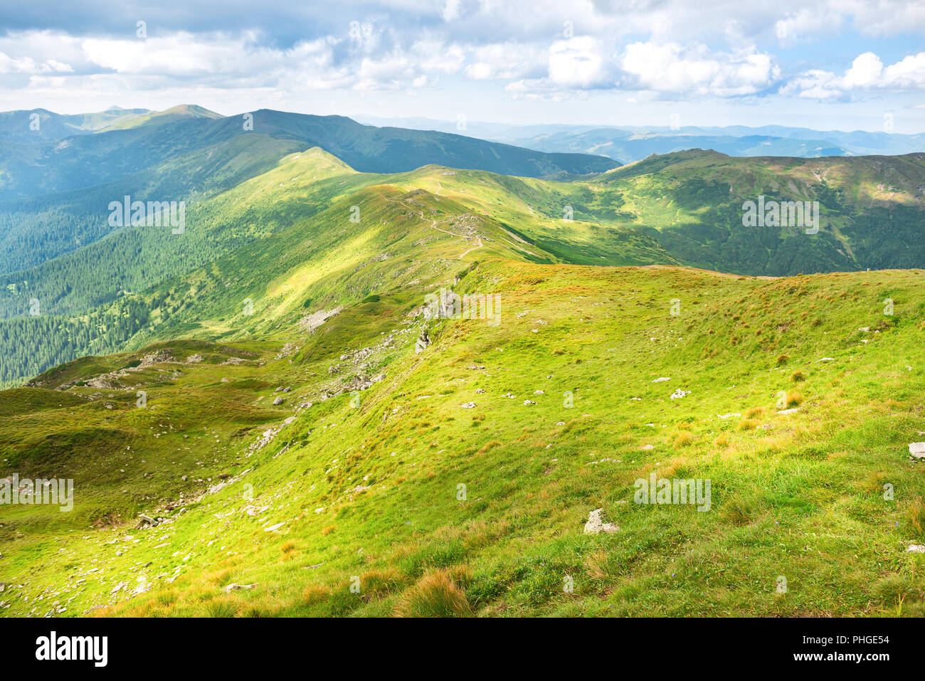 Paesaggio con montagne verdi Foto Stock