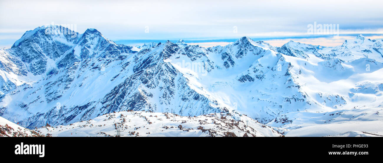 Panorama con gamma di cime delle montagne Foto Stock