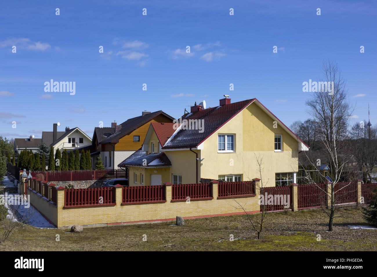 Tempo di primavera nel moderno villaggio europeo Foto Stock