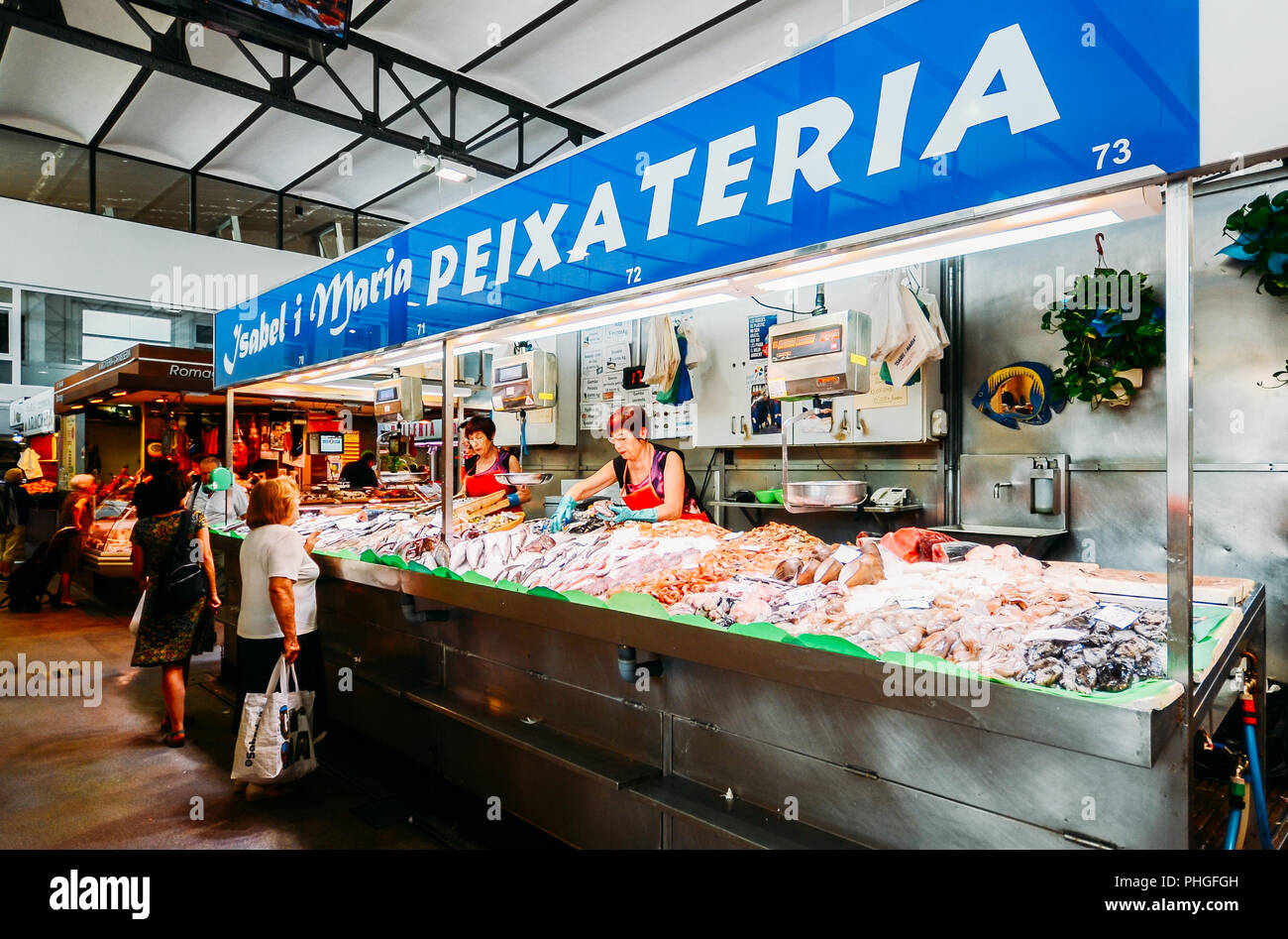 Girona, Spagna - Luglio 9, 2018: Lleo mercato nel centro di Girona è un popolare mercato coperto che offre pesce fresco, induriti affettati locali, etc Foto Stock