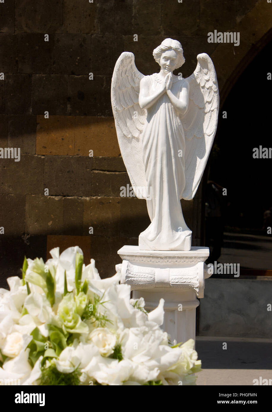 La scultura di un angelo su sfondo nero in Echmiadzin. Foto Stock