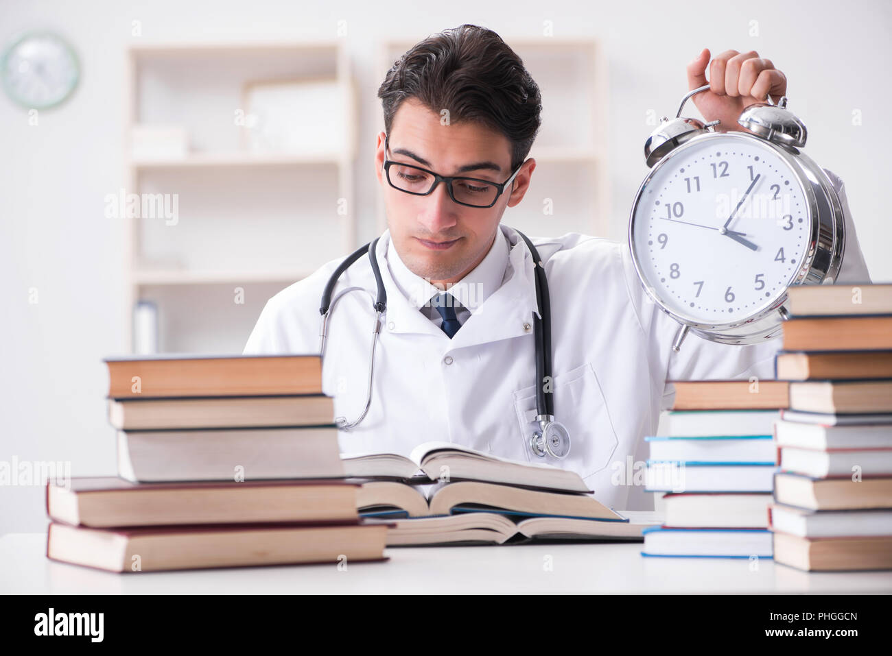 Studente di medicina in esecuzione fuori del tempo per gli esami Foto Stock