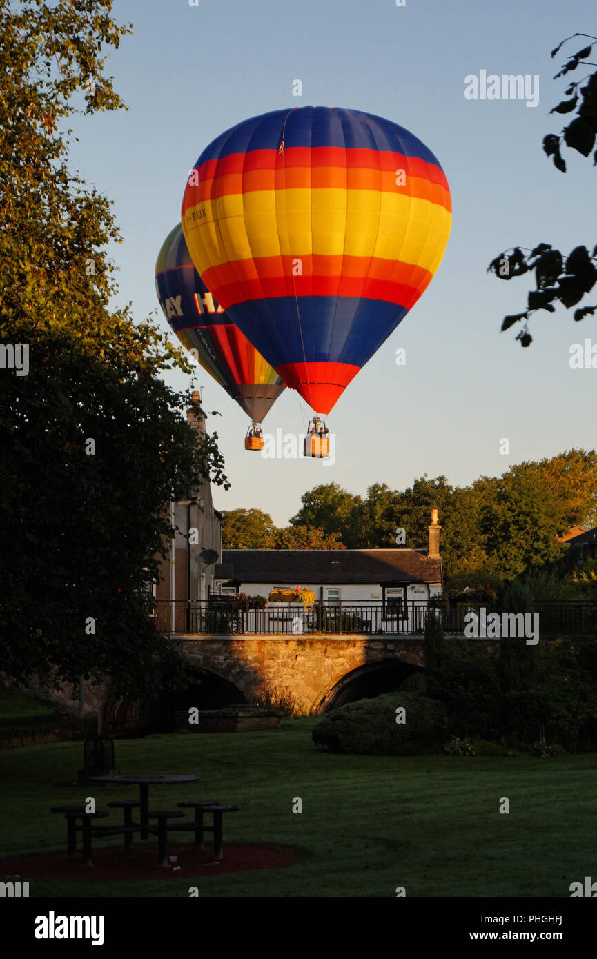 Strathaven Hot Air Balloon Festival 2018 - Piccola città intrattenimento, palloncini colorati, fino in alto e lontano Foto Stock