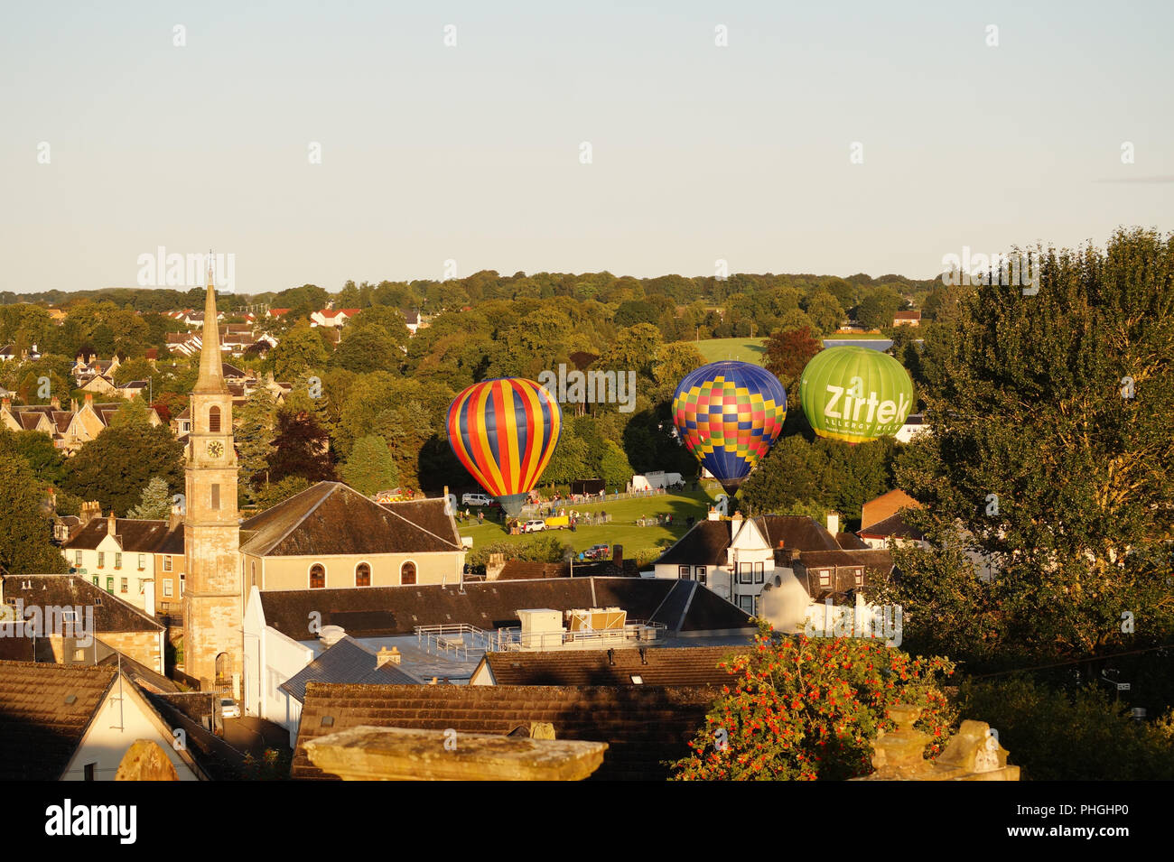 Strathaven Hot Air Balloon Festival 2018 - Piccola città intrattenimento, palloncini colorati, fino in alto e lontano Foto Stock