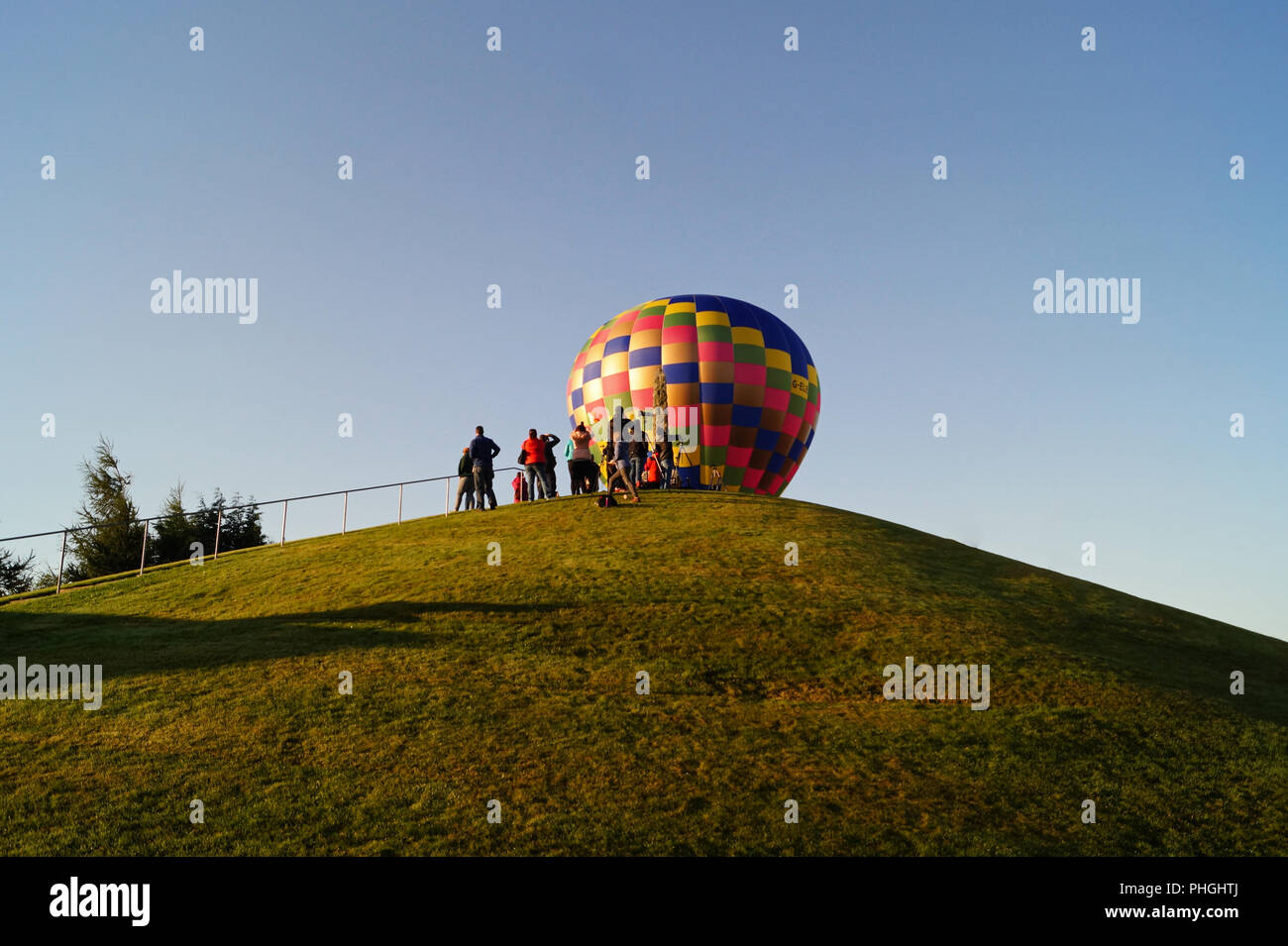 Strathaven Hot Air Balloon Festival 2018 - Piccola città intrattenimento, palloncini colorati, fino in alto e lontano Foto Stock