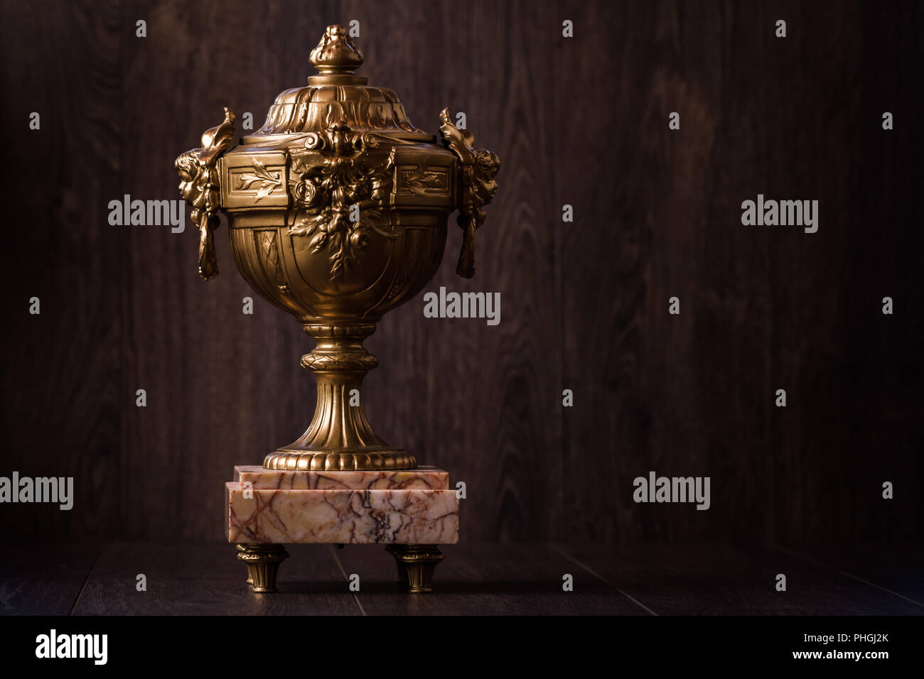 Vintage ottone antico trofeo coppa con piedistallo in marmo Foto Stock