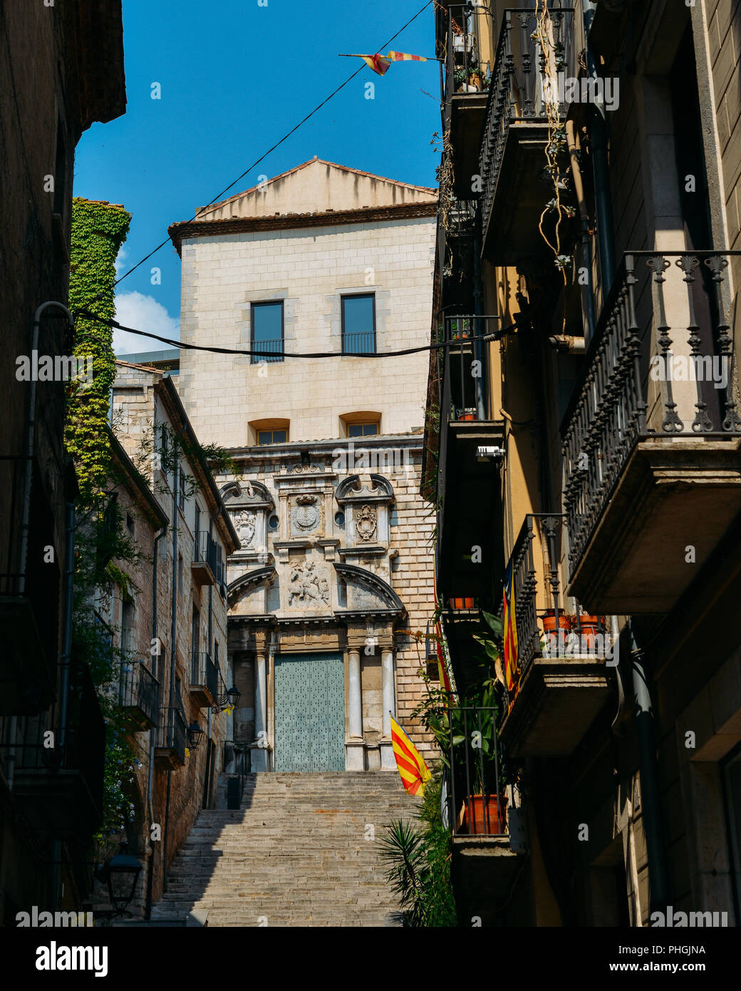 Girona, Spagna - Luglio 9, 2018: Pujada de Sant Domenec, situato nella Città Vecchia, è uno dei luoghi più emblematici della città di Girona Foto Stock