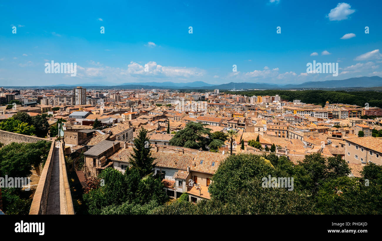 Città di Girona cityscape con Passeig de la Muralla, città vecchia fortificazione della parete, la Catalogna, Spagna. Foto Stock