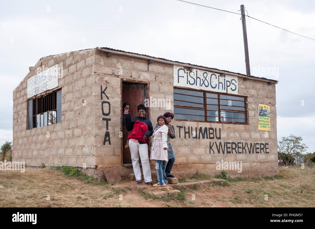 Quattro donne nere gioiose stanno insieme di fronte a un ristorante locale di fish and chips a Mpumalanga, Sudafrica, amicizia e comunità Foto Stock