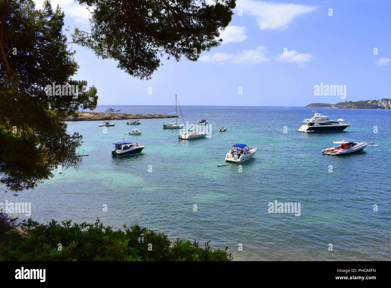Barche ancorate al largo di Punta Negra vicino a Palma Nova, Mallorca, Spagna Foto Stock