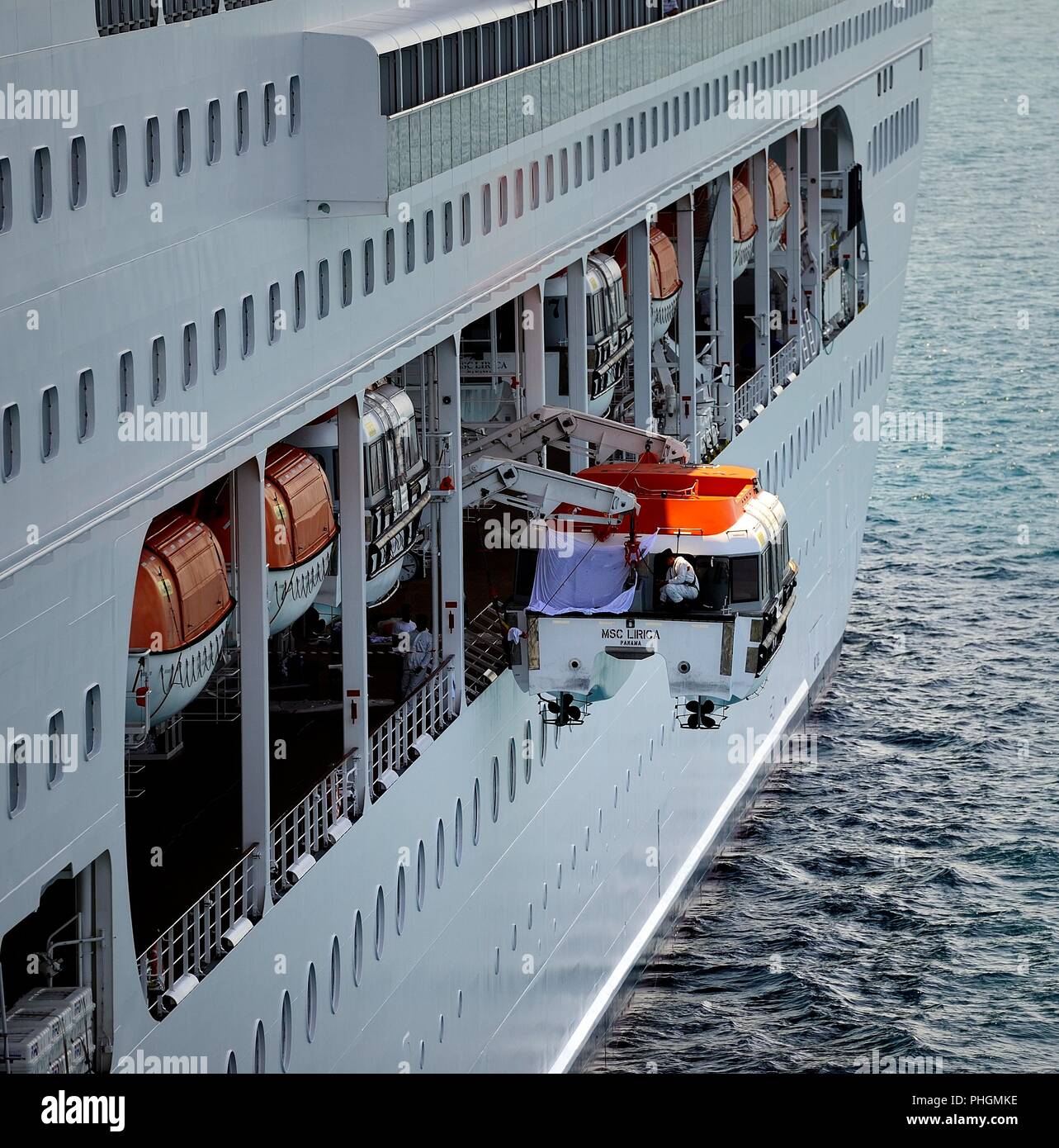 La nave di crociera, Atene, Grecia - luglio 18:MSC Lirica operai sulla  zattera mentre a fianco Foto stock - Alamy