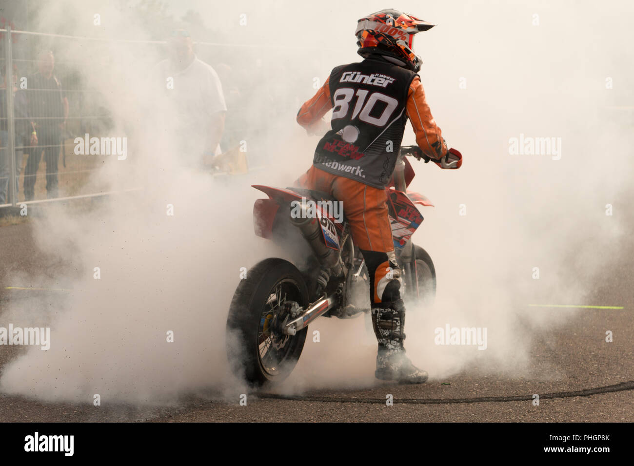 Uomo con casco coinvolti nella gara di motocross con casco e protezioni per  gli occhi coperti di fango Foto stock - Alamy