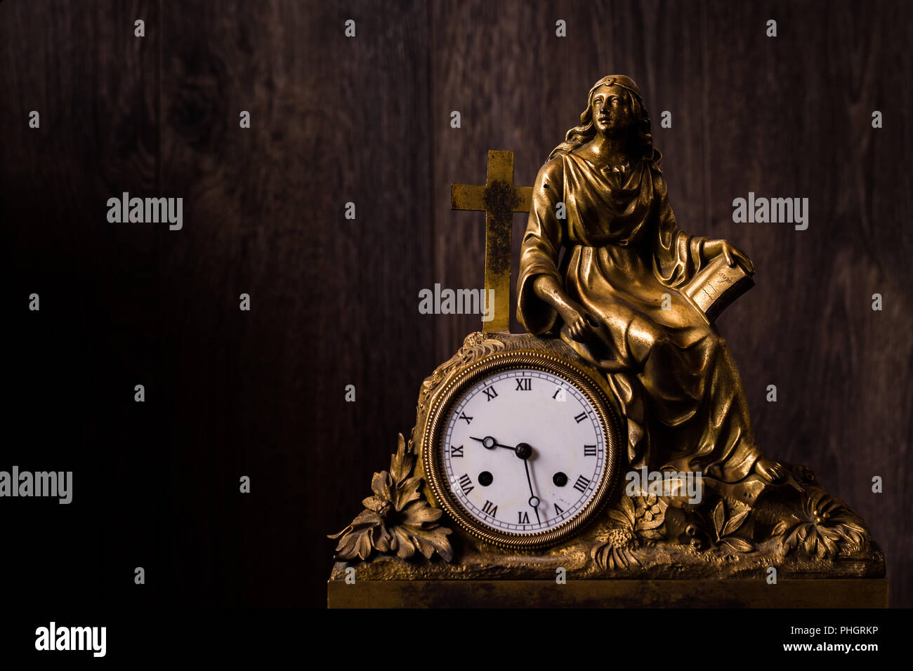 In ottone antico metallo orologio figurale su sfondo marrone Foto Stock