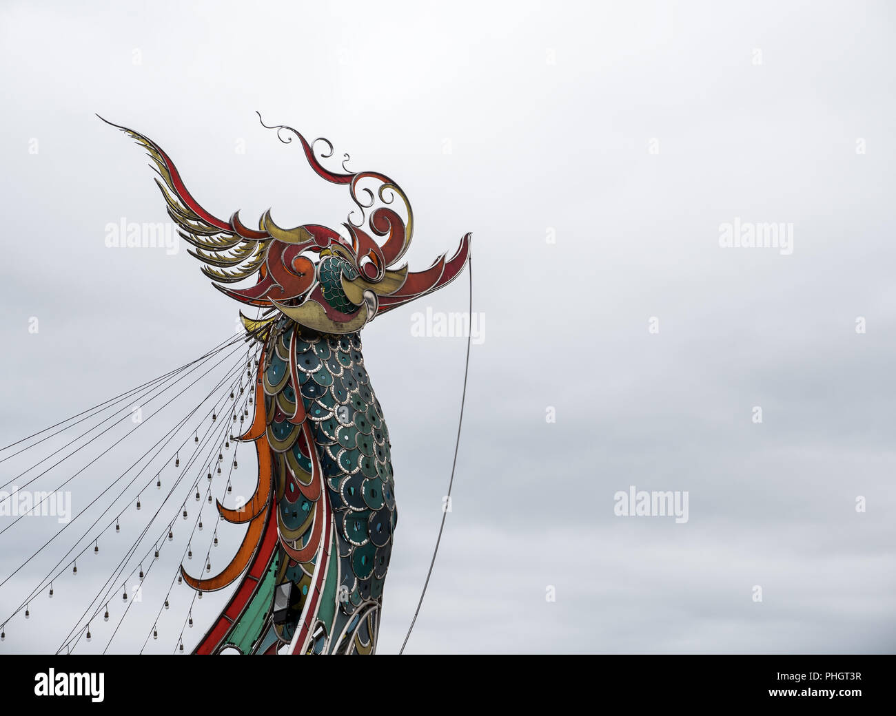 Metallo scultura di Swan nel tradizionale stile Thai con la lampadina decorativa per nella notte tempo,la nebbia leggera nel periodo invernale. Foto Stock