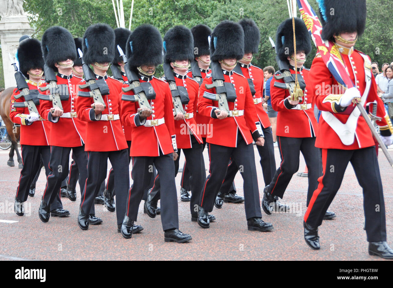 Il cambio della Guardia a Buckingham Palace di Londra Foto Stock
