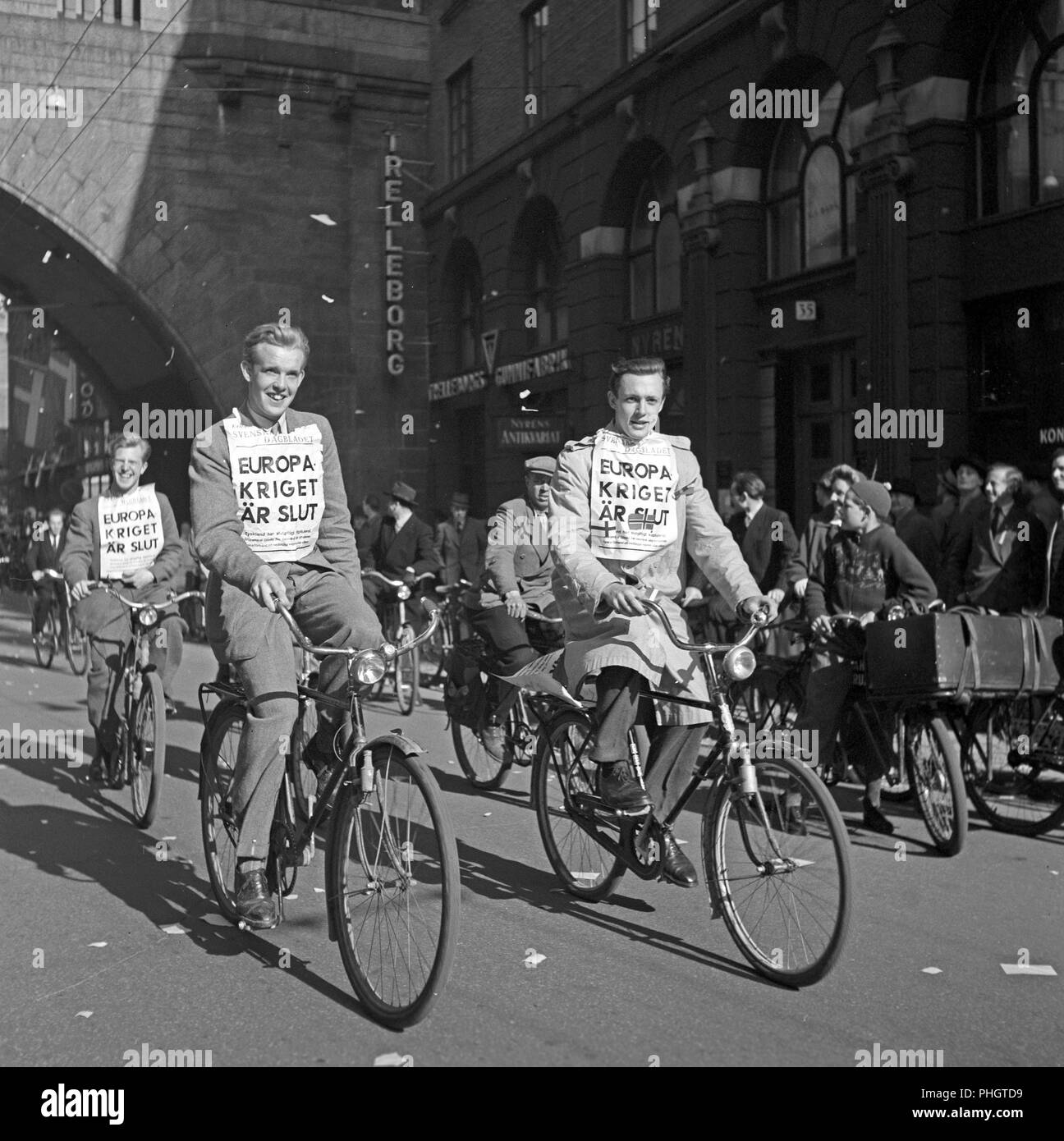 Celebrazione della pace 1945. La gente di Stoccolma sono per celebrare la fine della Seconda Guerra Mondiale. Gli uomini sulle loro biciclette hanno titoli di giornale attaccato che dice che la guerra in Europa è terminato. In Svezia il 7 maggio 1945s. Foto Kristoffersson N122-6 Foto Stock