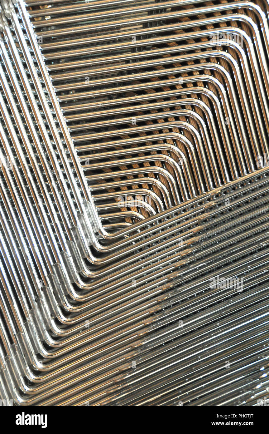 Impilati sedie in metallo, fotografato a mano ad alta sensibilità ISO Foto Stock