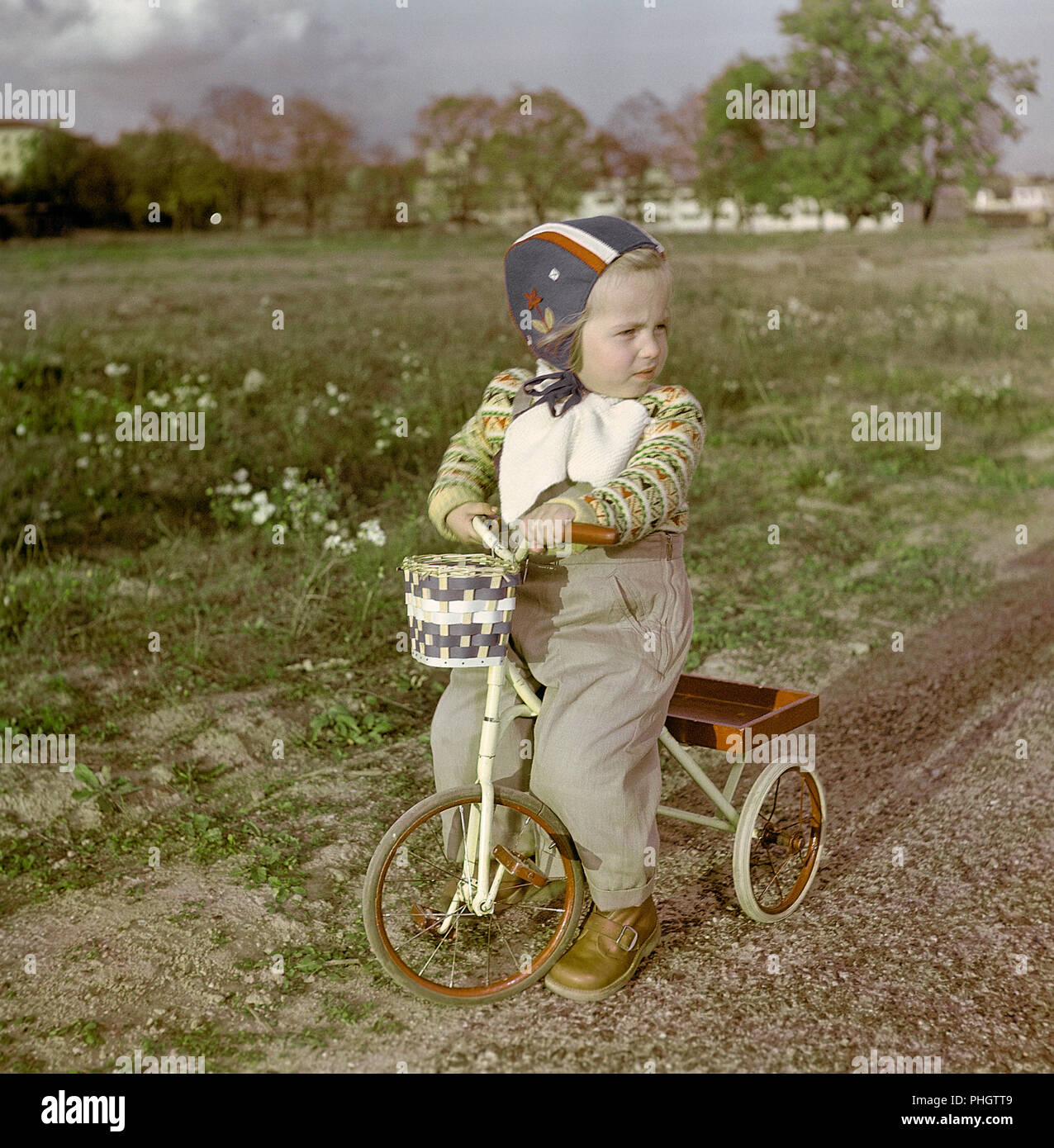 Anni Cinquanta ragazza sul triciclo. La bambina è seduta sul suo triciclo.  La Svezia degli anni cinquanta. RIF CV21-4 Foto stock - Alamy