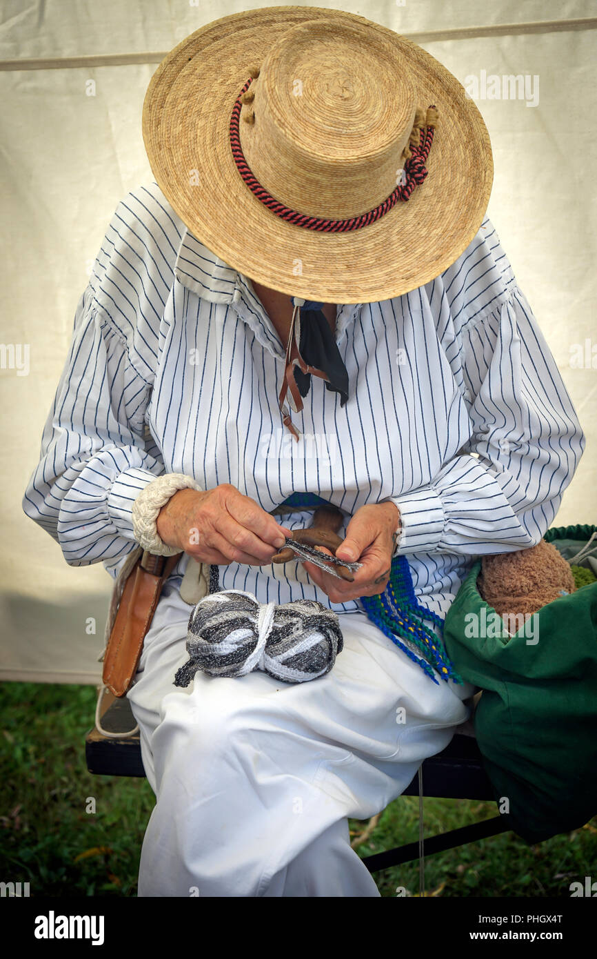 Sutler a militare inglese,Royal Nancy,American accampamento militare con reenactors con pirati,Voyageurs e la Royal Navy è cresciuto a pistola Foto Stock