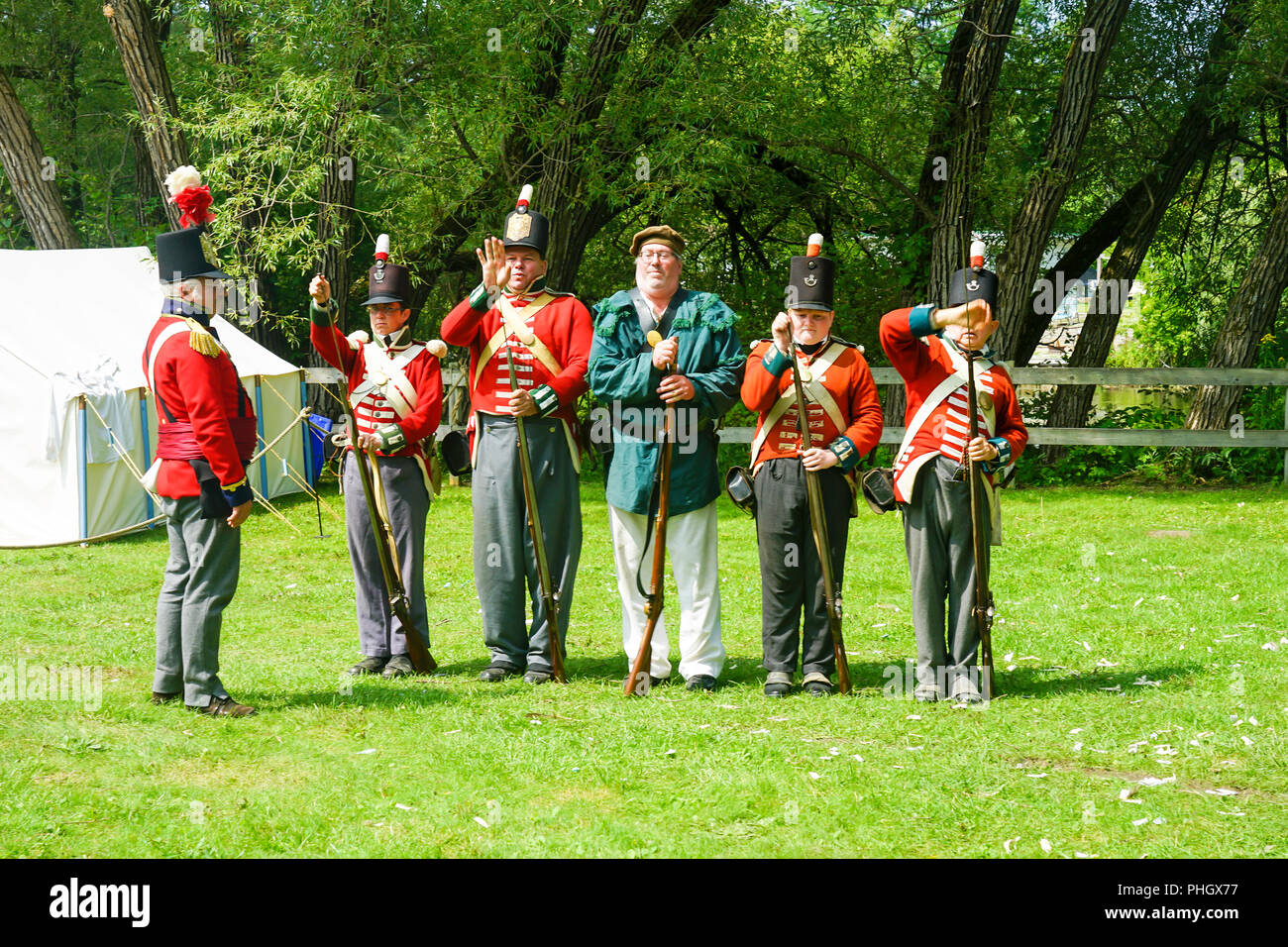 Il ricarico moschetti a militare inglese,Royal Nancy,American accampamento militare con reenactors con pirati,Voyageurs e la Royal Navy è cresciuto a pistola Foto Stock