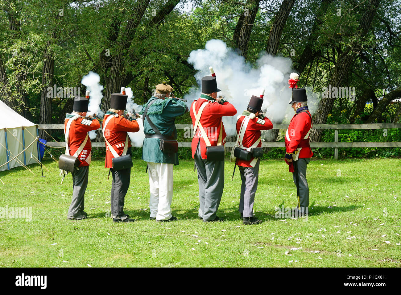 Moschetto dimostrazione a militare inglese,Royal Nancy,American accampamento militare con reenactors con pirati,Voyageurs e la Royal Navy è cresciuto a pistola Foto Stock