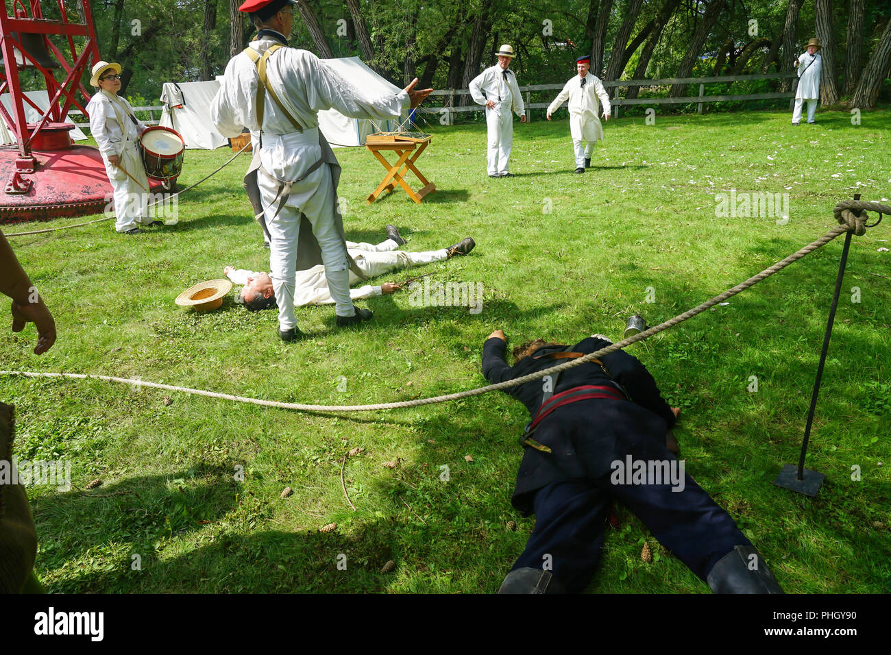 Scontrarsi dimostrazione a militare inglese,Royal Nancy,American accampamento militare con reenactors con pirati,Voyageurs e la Royal Navy è cresciuto a pistola Foto Stock