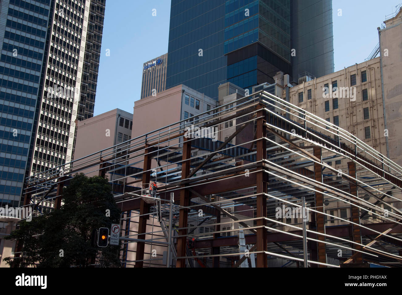 Sydney Australia Luglio 7 2018, nuova costruzione sito con i lavoratori in ciliegio raccoglitori circondato da vecchi edifici Foto Stock