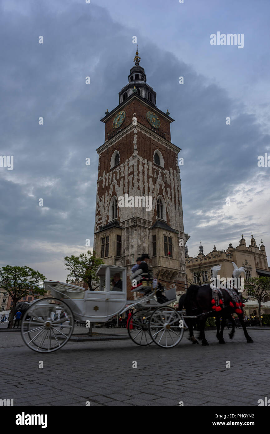 Town Hall Tower e una carrozza a cavallo presso la Piazza del Mercato di Cracovia, Polonia 2018. Foto Stock