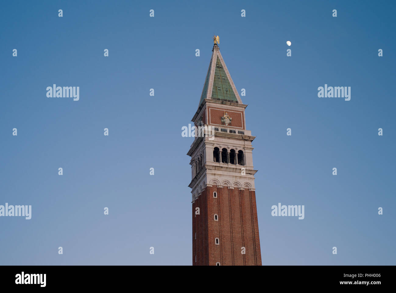 Campanile - Campanile di San Marco, Venezia, Italia con Luna e cielo blu Foto Stock