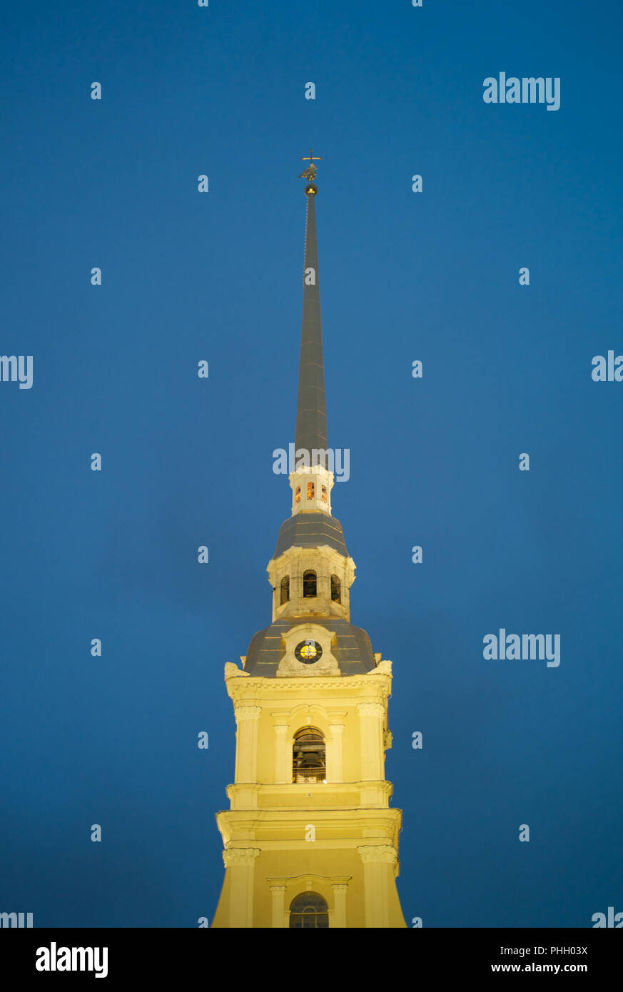 La guglia di Pietro e Paolo Cattedrale illuminata di sera, San Pietroburgo, Russia Foto Stock